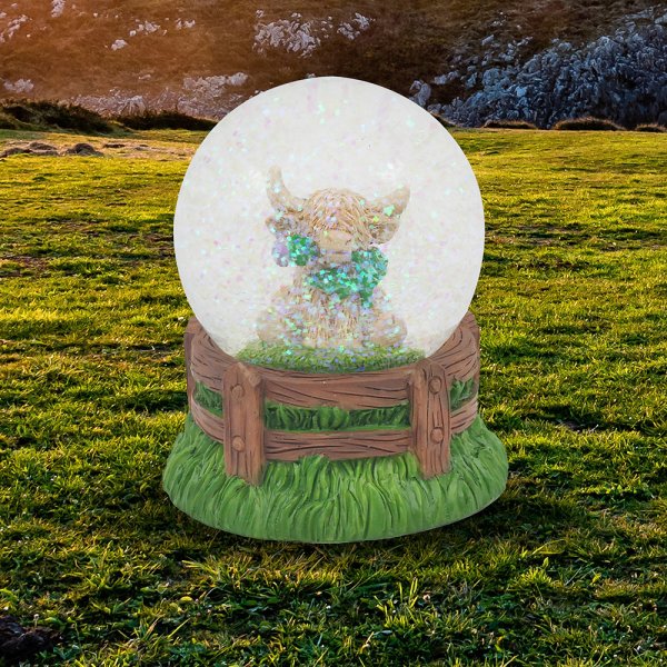 HIGHLAND COW THISTLEWATERGLOBE