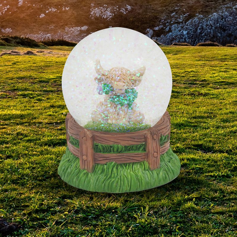 HIGHLAND COW THISTLEWATERGLOBE