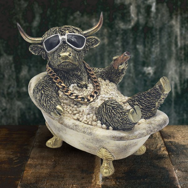 HIGHLAND COW BATHTIME